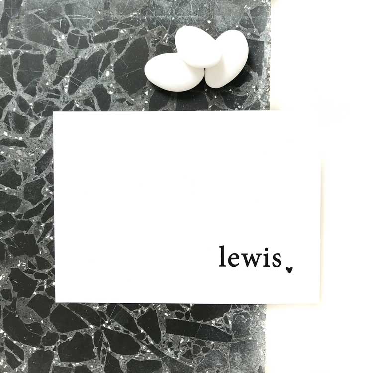Een minimalistisch geboortekaartje voor Lewis